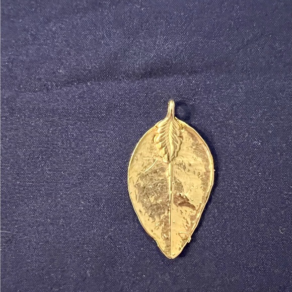 Gold tone Leave Pendant 1.5” - Picture 2 of 3